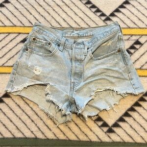 Levi’s women’s denim cut off shorts distressed waist 25